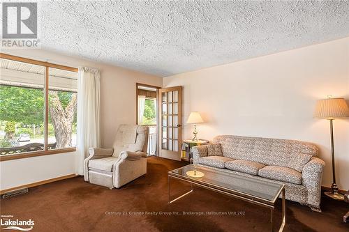 136 Highland Street, Dysart Et Al, ON - Indoor Photo Showing Living Room