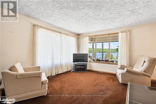 136 Highland Street, Dysart Et Al, ON - Indoor Photo Showing Living Room