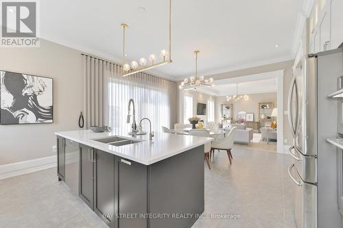 96 Mitchell Place, Newmarket, ON - Indoor Photo Showing Kitchen With Double Sink With Upgraded Kitchen