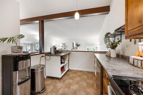 38 Woodstock Lane, Winnipeg, MB - Indoor Photo Showing Kitchen