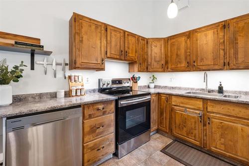 38 Woodstock Lane, Winnipeg, MB - Indoor Photo Showing Kitchen With Double Sink