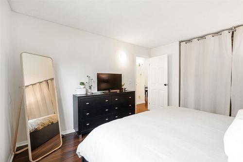 38 Woodstock Lane, Winnipeg, MB - Indoor Photo Showing Bedroom