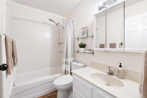 38 Woodstock Lane, Winnipeg, MB - Indoor Photo Showing Bathroom