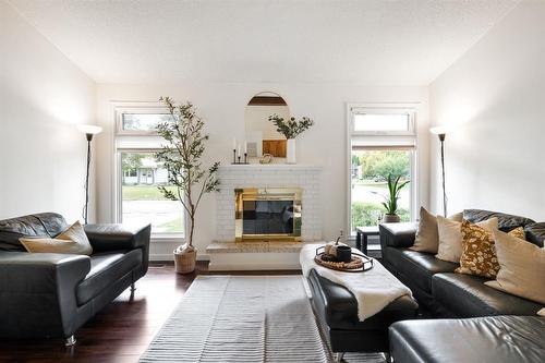 38 Woodstock Lane, Winnipeg, MB - Indoor Photo Showing Living Room With Fireplace