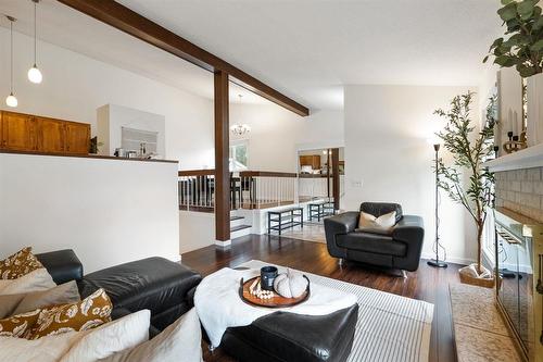 38 Woodstock Lane, Winnipeg, MB - Indoor Photo Showing Living Room