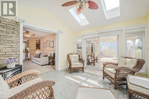 2358 Cavendish Drive, Burlington, ON - Indoor Photo Showing Living Room