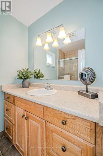 2358 Cavendish Drive, Burlington, ON - Indoor Photo Showing Bathroom