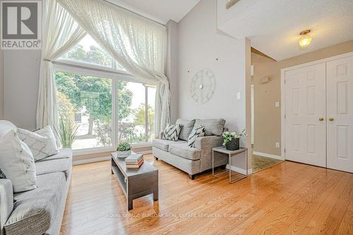 2358 Cavendish Drive, Burlington, ON - Indoor Photo Showing Living Room