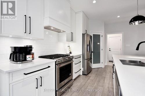 10 - 2022 Upperpoint Boulevard, London, ON - Indoor Photo Showing Kitchen With Upgraded Kitchen