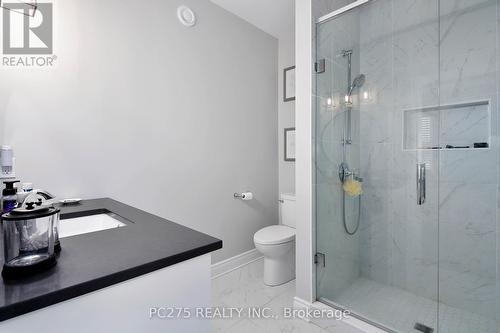 10 - 2022 Upperpoint Boulevard, London, ON - Indoor Photo Showing Bathroom