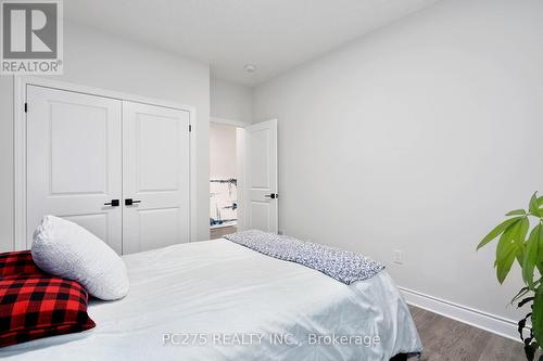 10 - 2022 Upperpoint Boulevard, London, ON - Indoor Photo Showing Bedroom