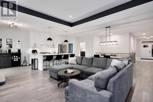 10 - 2022 Upperpoint Boulevard, London, ON - Indoor Photo Showing Living Room