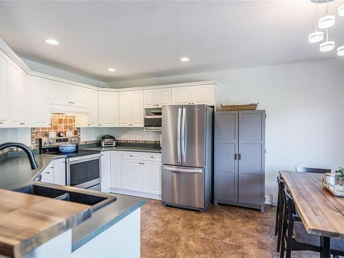 5790 Brookwood Dr, Nanaimo, BC - Indoor Photo Showing Kitchen