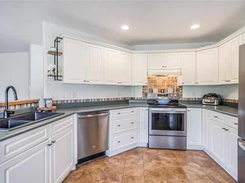 5790 Brookwood Dr, Nanaimo, BC - Indoor Photo Showing Kitchen With Double Sink