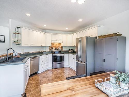 5790 Brookwood Dr, Nanaimo, BC - Indoor Photo Showing Kitchen