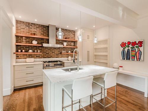 Kitchen - 127 Av. Vivian, Mont-Royal, QC - Indoor Photo Showing Kitchen With Upgraded Kitchen