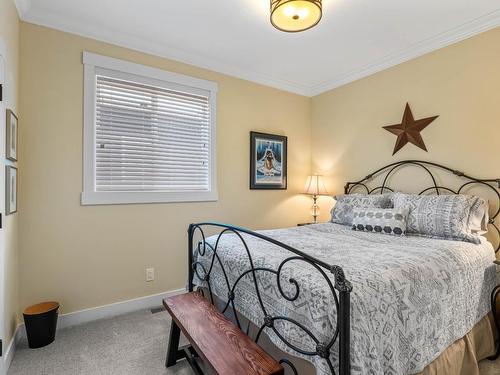 1631 Emerald Drive, Kamloops, BC - Indoor Photo Showing Bedroom