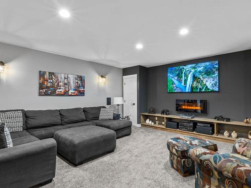 1631 Emerald Drive, Kamloops, BC - Indoor Photo Showing Living Room