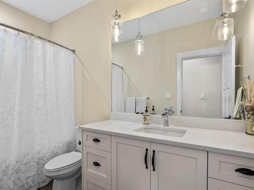 1631 Emerald Drive, Kamloops, BC - Indoor Photo Showing Bathroom