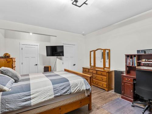 1631 Emerald Drive, Kamloops, BC - Indoor Photo Showing Bedroom