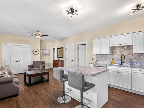 1631 Emerald Drive, Kamloops, BC - Indoor Photo Showing Kitchen With Upgraded Kitchen