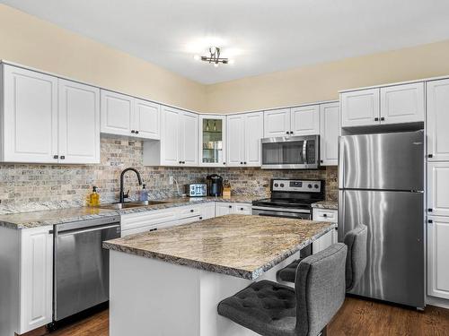 1631 Emerald Drive, Kamloops, BC - Indoor Photo Showing Kitchen With Stainless Steel Kitchen With Double Sink