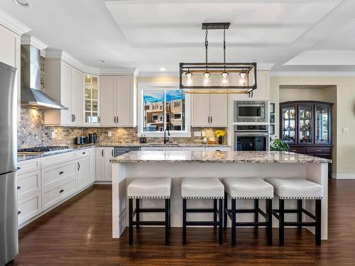 1631 Emerald Drive, Kamloops, BC - Indoor Photo Showing Kitchen With Stainless Steel Kitchen With Upgraded Kitchen