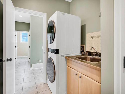 926 9Th Green Drive, Kamloops, BC - Indoor Photo Showing Laundry Room