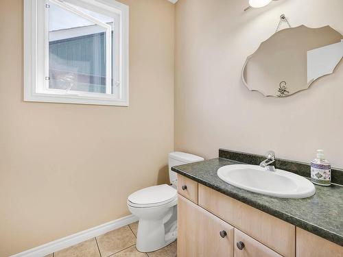 926 9Th Green Drive, Kamloops, BC - Indoor Photo Showing Bathroom