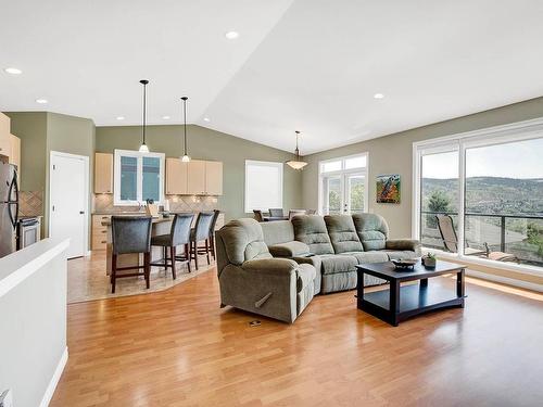 926 9Th Green Drive, Kamloops, BC - Indoor Photo Showing Living Room