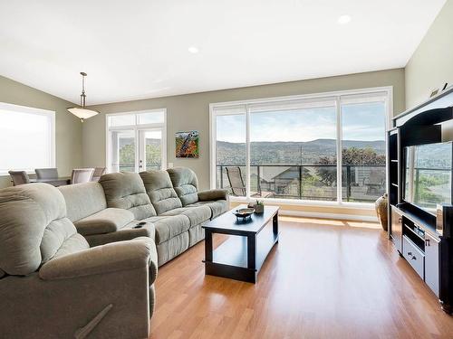 926 9Th Green Drive, Kamloops, BC - Indoor Photo Showing Living Room