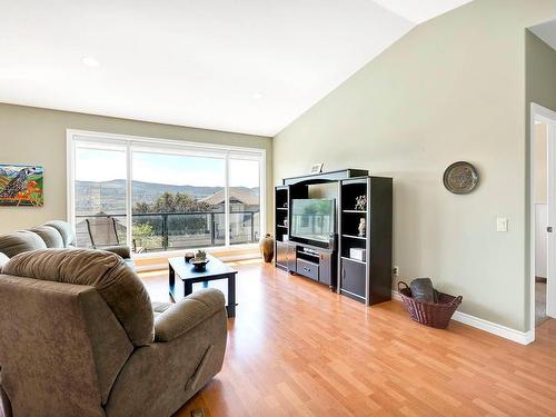 926 9Th Green Drive, Kamloops, BC - Indoor Photo Showing Living Room