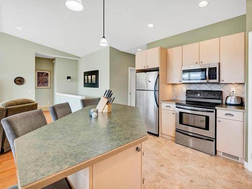 926 9Th Green Drive, Kamloops, BC - Indoor Photo Showing Kitchen