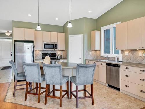 926 9Th Green Drive, Kamloops, BC - Indoor Photo Showing Kitchen With Upgraded Kitchen