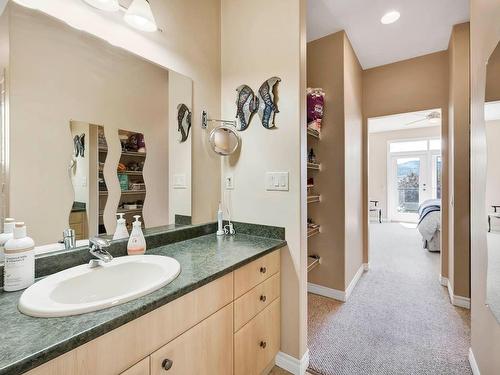 926 9Th Green Drive, Kamloops, BC - Indoor Photo Showing Bathroom