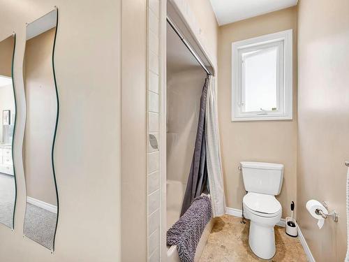 926 9Th Green Drive, Kamloops, BC - Indoor Photo Showing Bathroom