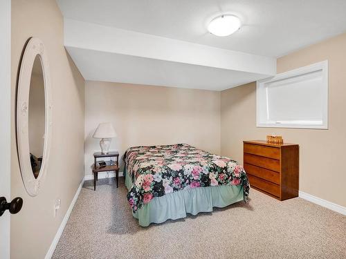 926 9Th Green Drive, Kamloops, BC - Indoor Photo Showing Bedroom