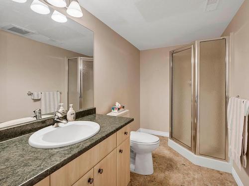 926 9Th Green Drive, Kamloops, BC - Indoor Photo Showing Bathroom