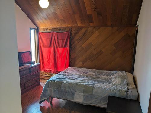 2376 Ojibway Road, Kamloops, BC - Indoor Photo Showing Bedroom