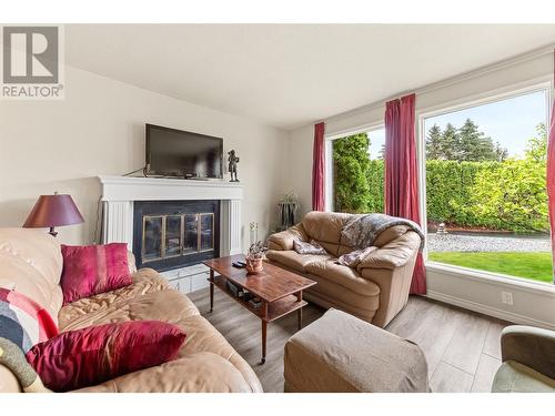 412 Vanderlinde Drive, Keremeos, BC - Indoor Photo Showing Living Room With Fireplace