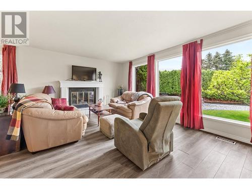 412 Vanderlinde Drive, Keremeos, BC - Indoor Photo Showing Living Room With Fireplace