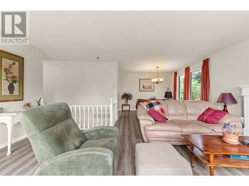 412 Vanderlinde Drive, Keremeos, BC - Indoor Photo Showing Living Room