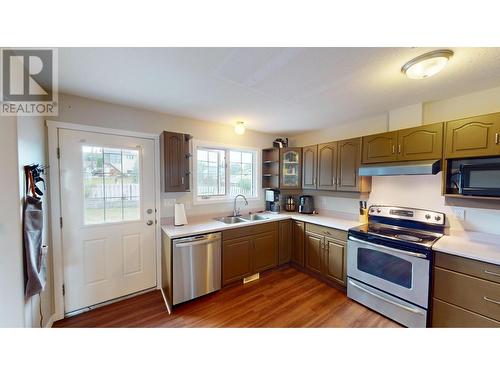 1641 Staple  Crescent, Cranbrook, BC - Indoor Photo Showing Kitchen With Double Sink