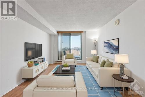 509 - 1440 Heron Road, Ottawa, ON - Indoor Photo Showing Living Room