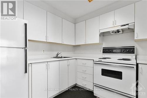 509 - 1440 Heron Road, Ottawa, ON - Indoor Photo Showing Kitchen