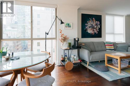 904 - 95 Lombard Street, Toronto, ON - Indoor Photo Showing Living Room