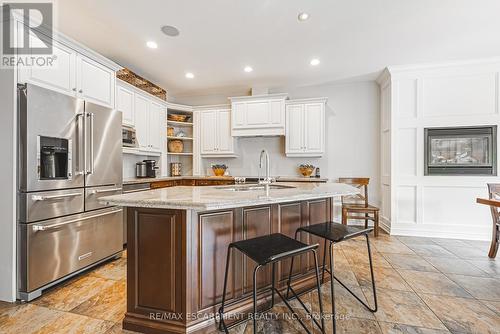 178 Brookhaven Court, Welland, ON - Indoor Photo Showing Kitchen With Double Sink With Upgraded Kitchen