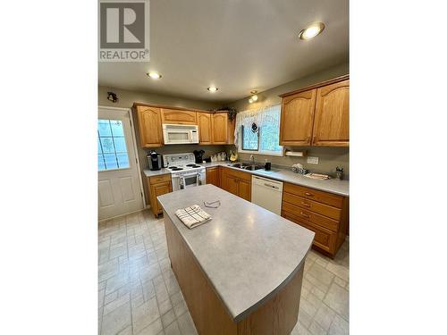 6099 Montgomery Crescent, Prince George, BC - Indoor Photo Showing Kitchen With Double Sink