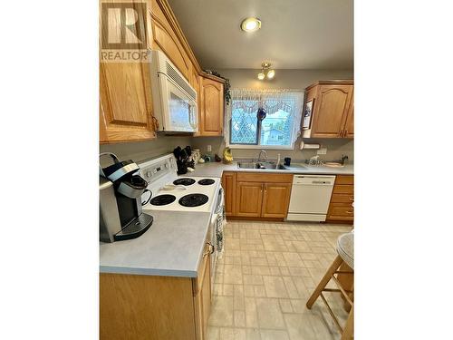 6099 Montgomery Crescent, Prince George, BC - Indoor Photo Showing Kitchen With Double Sink