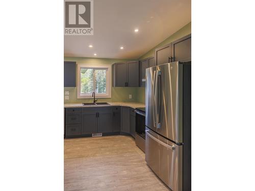 892 Dominion Street, Mcbride, BC - Indoor Photo Showing Kitchen With Double Sink